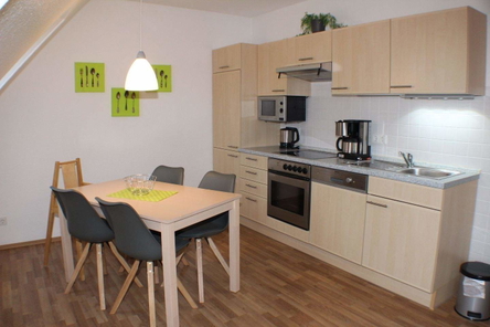 Küche mit Essplatz im Wohnraum