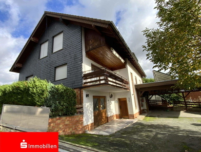 Hofseite mit Carport