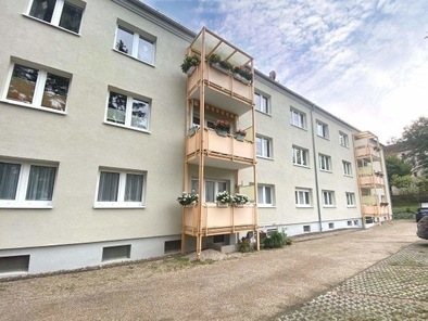 Zufahrt mit Stellflächen