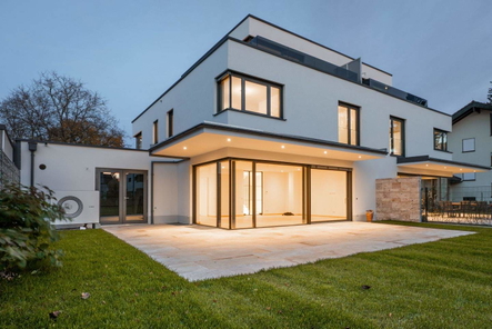 Fassade_oeffnet_sich_weit_in_den_Garten