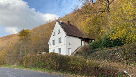 Straßenansicht mit Zufahrt