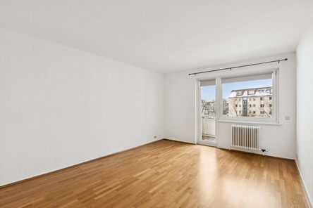 Wohnzimmer mit Balkon