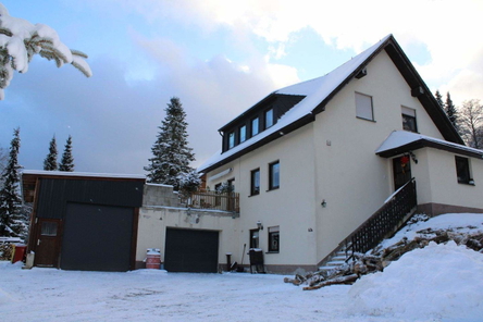 Einfamilienhaus mit Garage und großes Carport