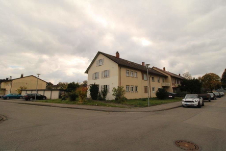 Aussenansicht mit Garagen