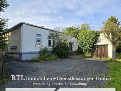 Außenansicht mit Garage