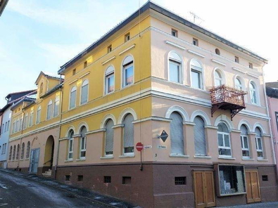 Strassenansicht des impossanten Gebäudes
