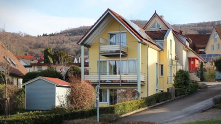 Giebelansicht des in einem ruhigen Wohngebiet liegenden Hauses.