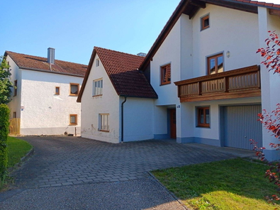 Schulstr. 6 + 8 mit Zufahrt und Garage