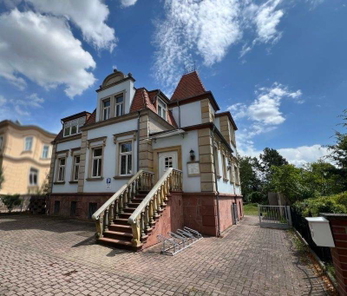 Villa mit Zahnarztpraxis