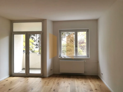 Wohnzimmer mit Balkon nach Süd