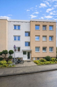Wohnhaus mit Eingang und Fahrrädern