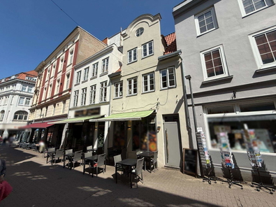 Blick in die belebte Fußgängerzone