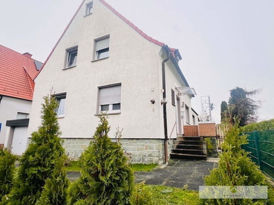 Einfamilienhaus mit Garage + großzügigem Garten