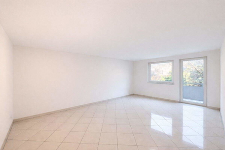 Wohnzimmer ohne Möbel (KI)
