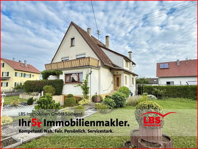 Ansicht mit 1 Garage und Eingang