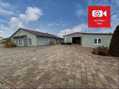 Bungalow und Halle mit Hof
