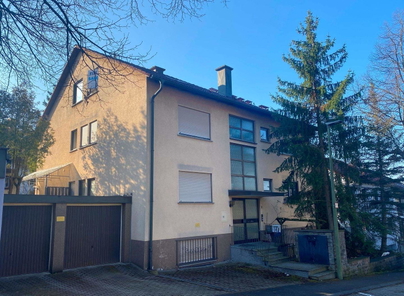 Hausansicht mit Garage