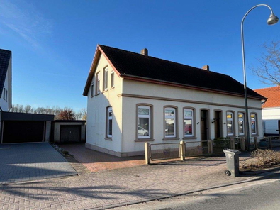 Strassenansicht mit Zufahrt