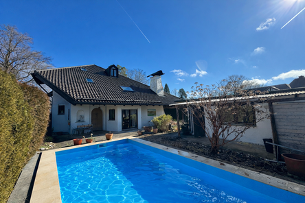 Hausansicht mit Pool.png
