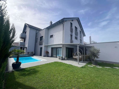 Garten mit Pool