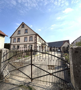 Hofstelle mit Nebengebäude