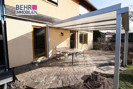 teilüberdachte Terrasse zum Garten