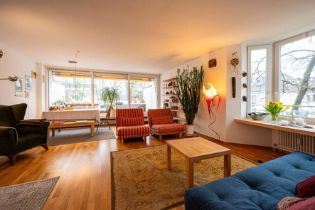 großzügiges Wohnzimmer