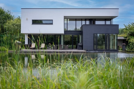 Zwei Häuser am Privatsee