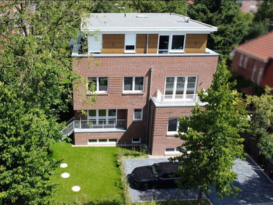 Drohnenaufnahme mit Blick auf die Wohnung und den eigenen Garten