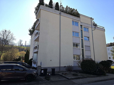 Straßenansicht mit Balkons