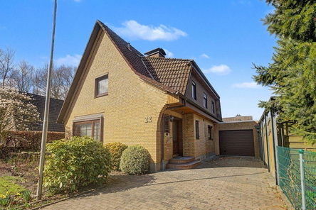 Eingangsansicht mit Garage