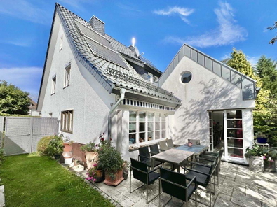 Hausansicht mit Terrasse