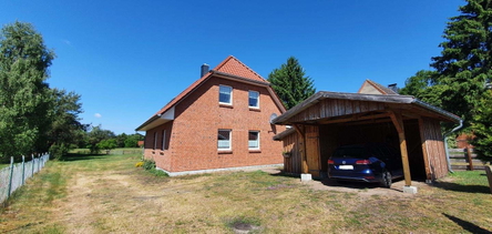 Außenansicht mit Carport
