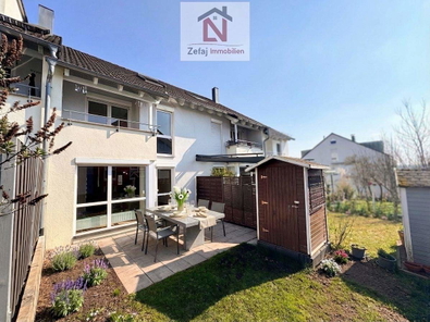 Sonnige Terrasse mit Gartenidylle am gepflegten Reihenhaus
