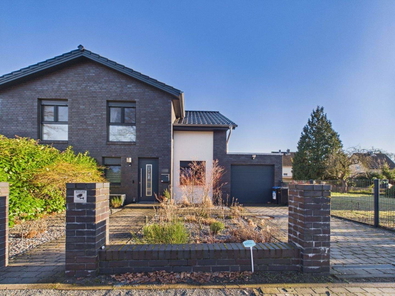 Ansicht mit Garage