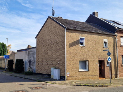 Wohnhaus mit 4 Zimmern und Anbauten