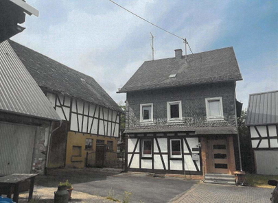 Ansicht mit Nebengebäuden