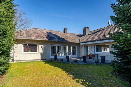 Heller Winkelbungalow mit schönem Garten in Bielefeld-Brackwede