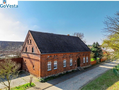Die Ansicht des Wohnhauses von der Straße aus