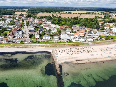 Drohnenansicht Haus und Meeresnähe