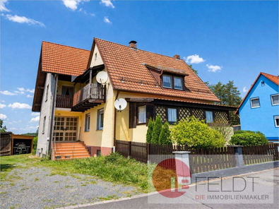 Typisches sonniges Vorstadthaus mit Garten