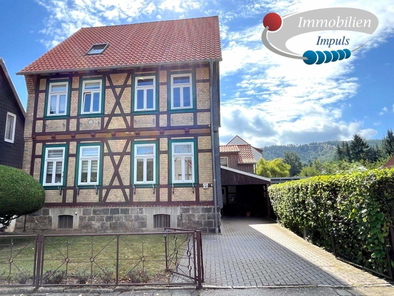 Hausansicht mit Zuwegung - herzlich willkommen!