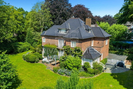 Ansicht Villa im Sommer