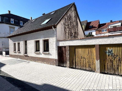 Strassenseite mit Garagen