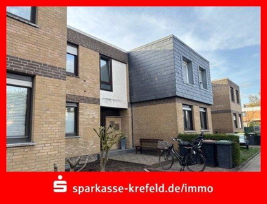 Hausansicht mit Vorgarten