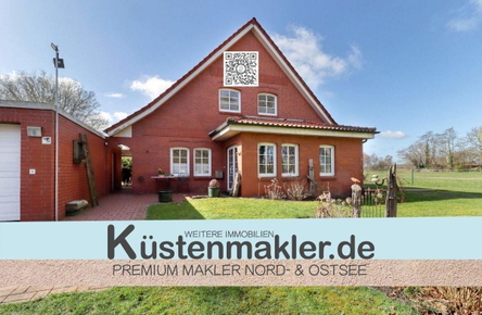 Einladende Hausansicht mit liebevoll angelegtem Garten und Zugang zur Terrasse