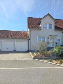 an neu ausgebauter Straße
