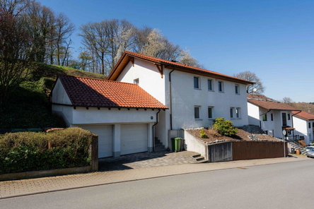 Haus von der Straße her.jpg