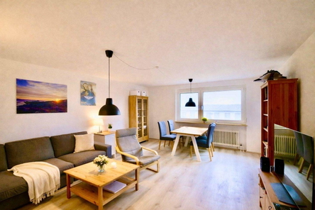 Geräumiges Wohnzimmer mit Essbereich und Loggia