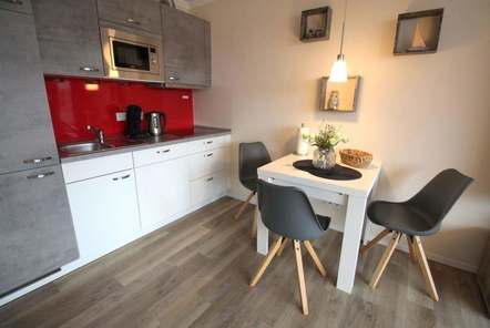 Küche und Essplatz im Wohnraum
